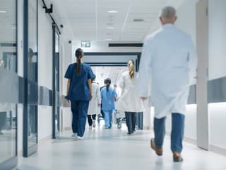 Slovenské zdravotníctvo v kríze: Nedostatok liekov, poplatky u lekárov a rastúce dlhy nemocníc ohrozujú pacientov