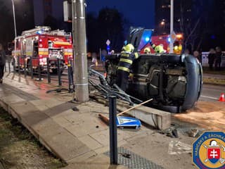 Auto sa prevrátilo po náraze do oplotenia zastávky v Bratislave, zasahovali hasiči