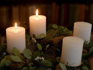 Druhá adventná nedeľa: Kresťania zapaľujú sviečku mieru a pripomínajú si nádej