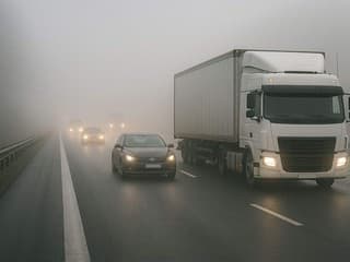 SHMÚ vydal výstrahu pred hustou hmlou: Tieto okresy čakajú v utorok ráno zhoršené podmienky