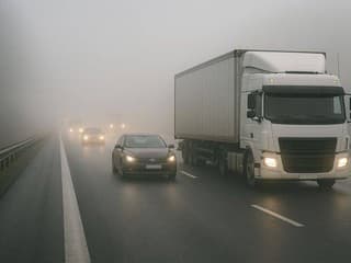 SHMÚ vydal výstrahu: Na celom Slovensku hrozí hustá hmla