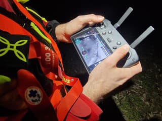 Dron s termovíziou pomohol v Bratislave nájsť nezvestného seniora v lužnom lese