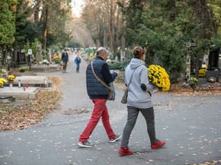 Dušičky v Bratislave: Polícia posilňuje hliadky, pozor na krádeže aj požiare na cintorínoch