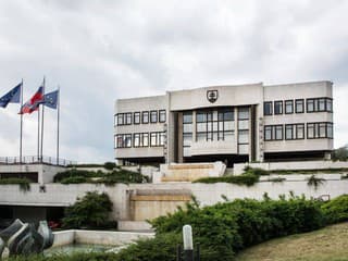 Parlament v Bratislave prechádza veľkou rekonštrukciou: Vymieňajú presklené steny, práce stoja milióny eur
