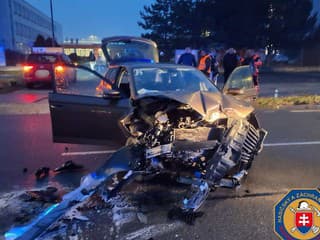 Ťažká nehoda v Bratislave: FOTO Hasiči vyslobodzovali zakliesnenú osobu, zasahovali aj záchranári