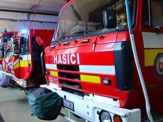 DRÁMA na ulici: Z auta šľahali obrovské plamene, zasahovali záchranné zložky. Desivé VIDEO