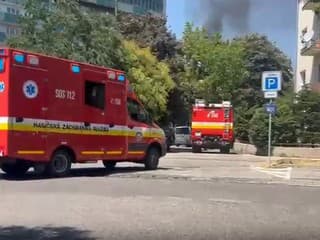 AKTUÁLNE Požiar medzi bytovkami! Plamene zachvátili tri autá pri detskom ihrisku