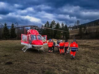 Dráma v Nálepkove: Muž utrpel vážne zranenia po páde z lávky do potoka, zasahoval aj vrtuľník