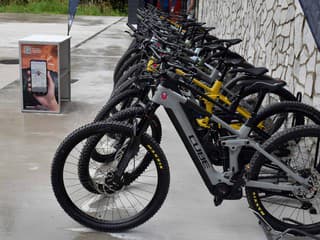 Colníci na hranici odhalili v dodávke ukradnuté elektrobicykle smerujúce na Ukrajinu
