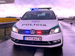 Prenasledovanie na hranici: Vodič unikal policajtom, narazil do priekopy pri maďarskej obci