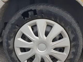 V Švedlári poškodili pneumatiky na 32 autách: Polícia pátra po páchateľoch, škody sú značné