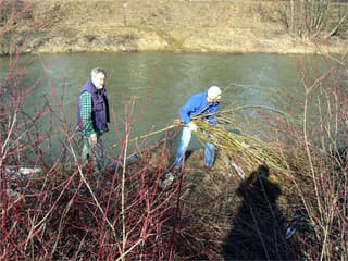 Dobrovoľníci čistia rieku Hornád a jej prítoky od odpadu – veľké upratovanie pokračuje celý apríl