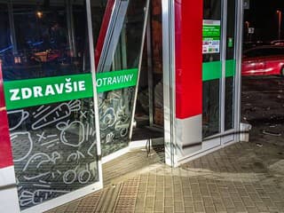 Na východe Slovenska vybuchol ďalší bankomat: Explózia poškodila aj obchod