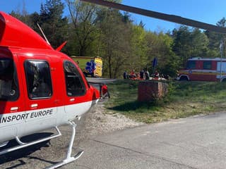 Ťažká nehoda pri Kluknave: Leteckí záchranári prevážali vážne zranenú ženu z motorky