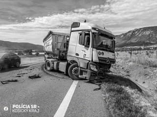 STRAŠNÁ ZRÁŽKA s kamiónom: Hlásia tragické následky! Mrazivé FOTO priamo zo záchrannej akcie