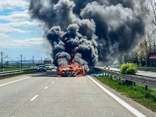 AKTUÁLNE VÁŽNA HROMADNÁ NEHODA Auto je v plameňoch! VIDEO Zasahujú hasiči, doprava kolabuje