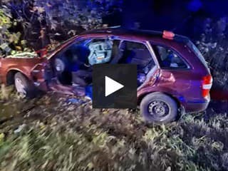 AKTUÁLNE ŤAŽKÁ ZRÁŽKA Z auta je šrot, osoba zostala zakliesnená! Mrazivé VIDEO zo záchrannej akcie