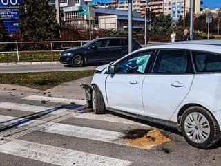 AKTUÁLNE FOTO Vážna nehoda v meste: Zasahujú všetky záchranné zložky, cestu uzavreli