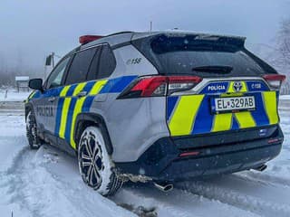 Nočná naháňačka v Plešivci: Polícia zadržala dvojicu podozrivú zo série krádeží na dvoroch