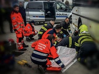 AKTUÁLNE FOTO Obrovská tragédia na stanici: Človek zahynul pod kolesami autobusu!