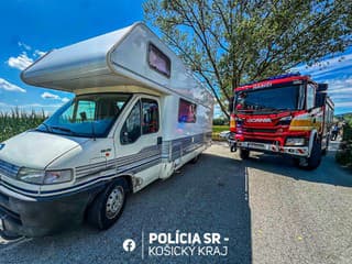 AKTUÁLNE ŤAŽKÁ ZRÁŽKA s karavanom plným detí: Vyslali záchranné zložky! Prvé INFO a FOTO z miesta