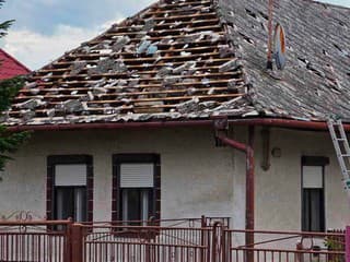 Obce na Zemplíne začnú odvážať 1100 ton nebezpečného azbestu po ničivej búrke