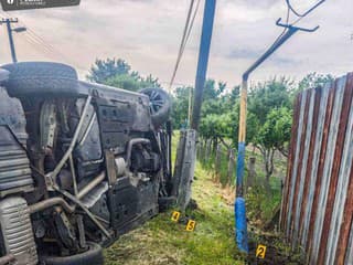 Opitý vodič vo Vojke nabúral do stĺpov telefónneho vedenia a rozhlasu
