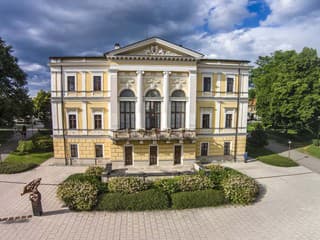 Rekonštrukcia pri hlavnej pošte v Spišskej Novej Vsi: Nové stromy, cyklotrasa aj oddychové zóny