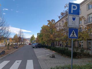 Na závorovom parkovisku na Kasárenskom námestí v Košiciach budú opravovať výtlky