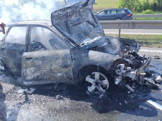 Požiar po hromadnej nehode troch áut v Košiciach: Zásah hasičov, cesta bola uzavretá