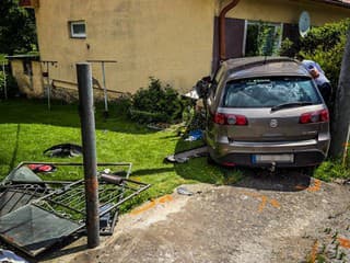 AKTUÁLNE HROZNÁ NEHODA Opitý vodič vrazil do ženy na záhrade: Je ťažko ranená, vyslali vrtuľník! Mrazivé FOTO