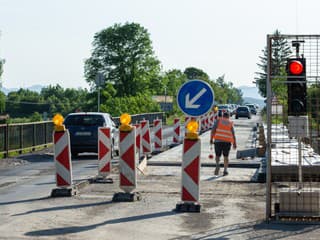 Nitra začala po mrazivej zime s rozsiahlymi opravami ciest, práce pokračujú aj v noci