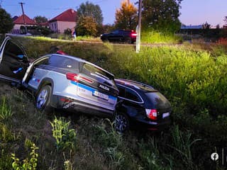 Dráma na ceste: Policajná naháňačka sa skončila nehodou a zranením policajta, vodič nafúkal