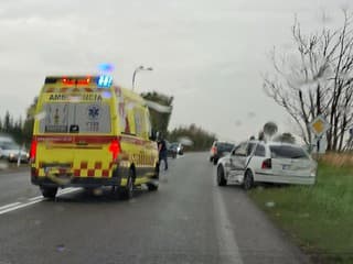 ŤAŽKÁ ZRÁŽKA ÁUT Vyslali záchranárov, hlásia viacero ranených aj malé DIEŤATKO! Mrazivé FOTO nešťastia