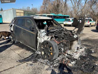 Úmyselný požiar v Komárne: Luxusné BMW XM zhorelo za pár sekúnd, škoda je obrovská