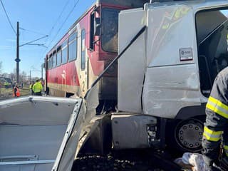 MIMORIADNE Brutálna zrážka na železnici: Vypukol požiar vlaku, hlásia obeť aj mnoho ranených FOTO