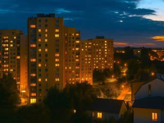 BRUTÁLNE ÚTOKY V MESTE vydesili ľudí: Strašné zranenia, zasahoval aj vrtuľník! Mrazivé detaily a FOTO