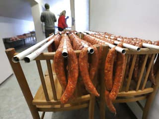 Vráble zažili bohatú zabíjačku: Stovky ľudí si pochutnali na tradičných špecialitách a posilnili susedské vzťahy