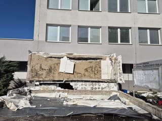 Tragédia v Komárne: Klientske centrum po páde strechy zostáva zatvorené, polícia radí, kde vybaviť doklady