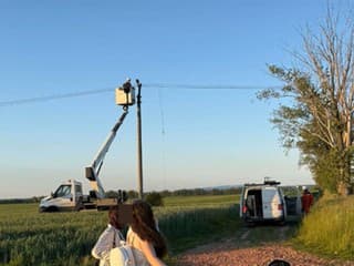 ZRÚTILO sa ďalšie malé LIETADLO! Pilota ratovali záchranári: Ľudia v obci ostali bez elektriny VIDEO