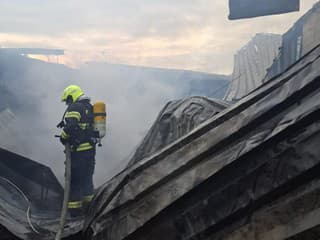 AKTUÁLNE VIDEO OBROVSKÝ POŽIAR V MESTE Horí fabrika, požiar sa rozšíril aj na ďalšie budovy! Zasahuje množstvo hasičov