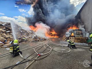 AKTUÁLNE FOTO SKAZY Vypukol obrovský požiar firmy: Zasahuje množstvo hasičov, mohutný dym vidieť z celého okolia
