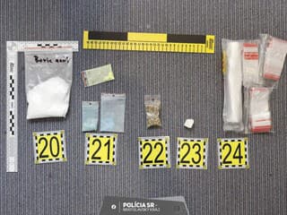 Polícia zadržala dvoch mužov z Cabaja-Čápora: Drogy predávali v Nitre, sú už vo väzbe
