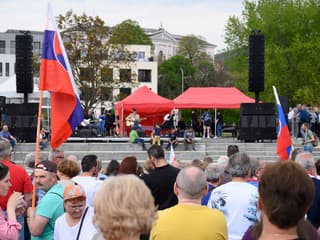 Aktuálne: Na Svätoplukovom námestí v Nitre protestujú proti progresivizmu