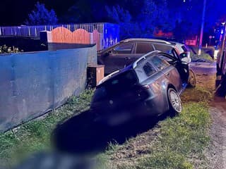 TRAGICKÁ NEHODA pri Leviciach: 34-ročný vodič zahynul po náraze do betónového premostenia
