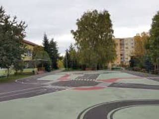 V materskej škole vzniklo dopravné ihrisko s inkluzívnymi prvkami