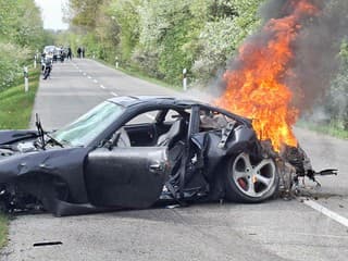 STRAŠNÁ NEHODA Luxusný športiak zhorel: Otec a syn sú ťažko ranení, vyslali aj vrtuľník! Mrazivé FOTO a detaily