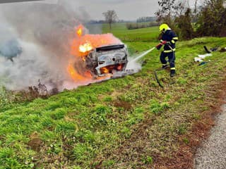 VÁŽNA NEHODA FOTO Muž narazil do zábradlia, potom auto skončilo v PLAMEŇOCH!