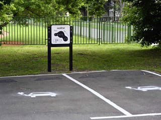 Levoča začína s výstavbou piatich nových nabíjacích staníc pre elektromobily v štyroch lokalitách