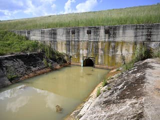 Únik nebezpečnej látky z odkaliska pri Nižnom Hrabovci: Hasiči bojujú o ochranu Ondavy